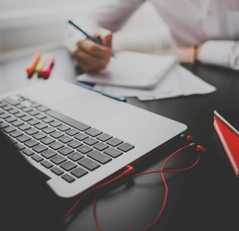 Site web de ASR Webdesign sur un ordinateur